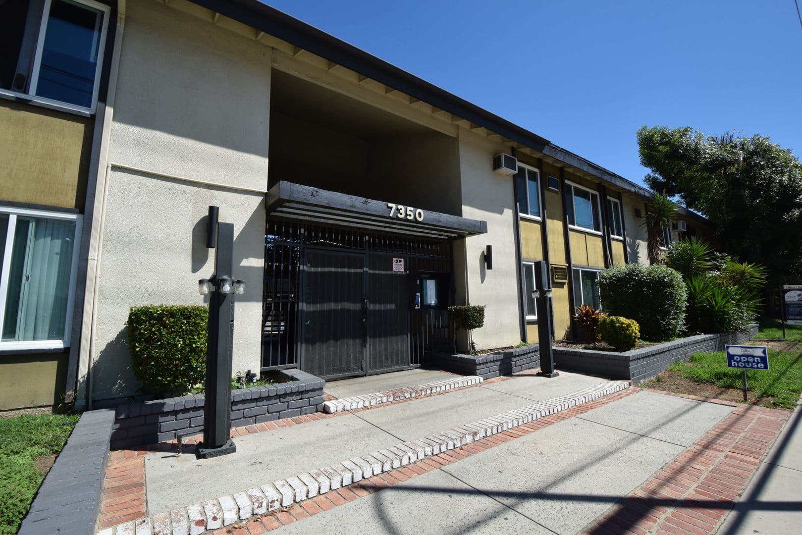 Van Nuys Apartment: 7350 Kester Avenue