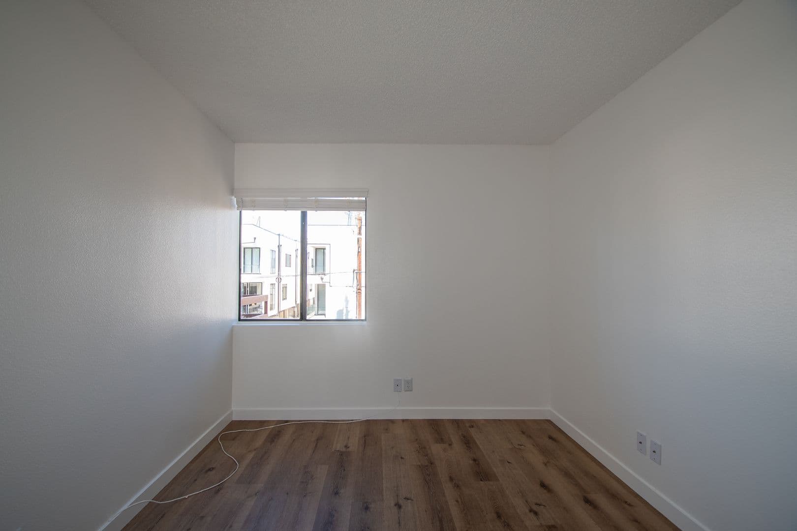 North Hollywood Apartment: 11760 Hamlin Street