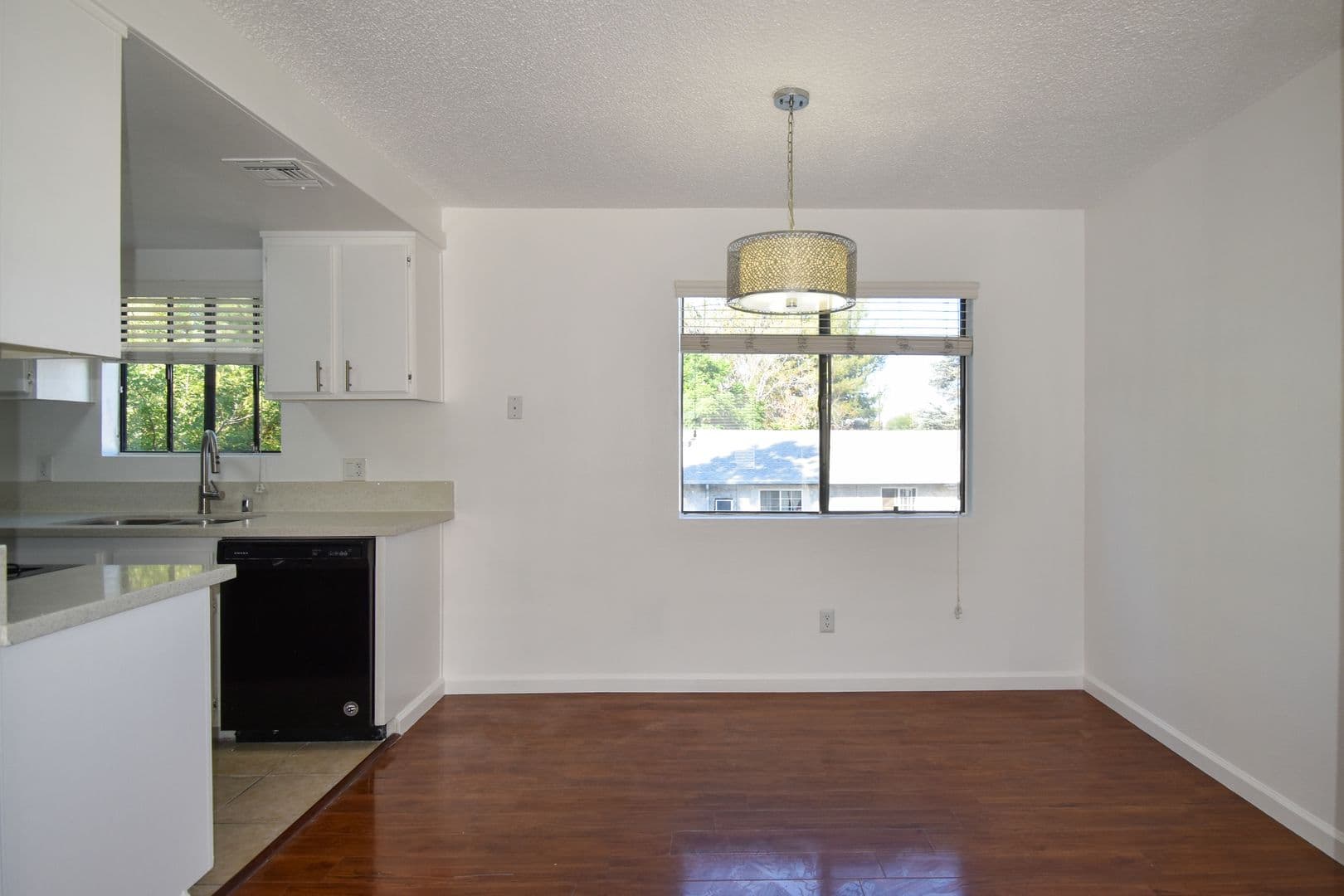 North Hollywood Apartment: 12338 Oxnard Street