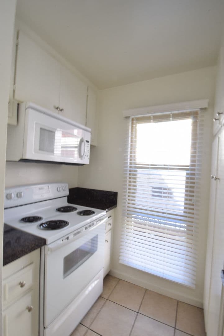 North Hollywood Apartment: 11310 Camarillo Street