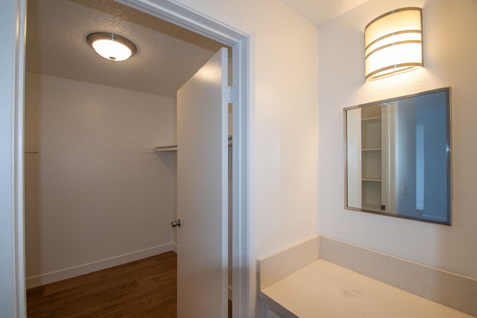 North Hollywood Apartment: 11030 Hartsook Street