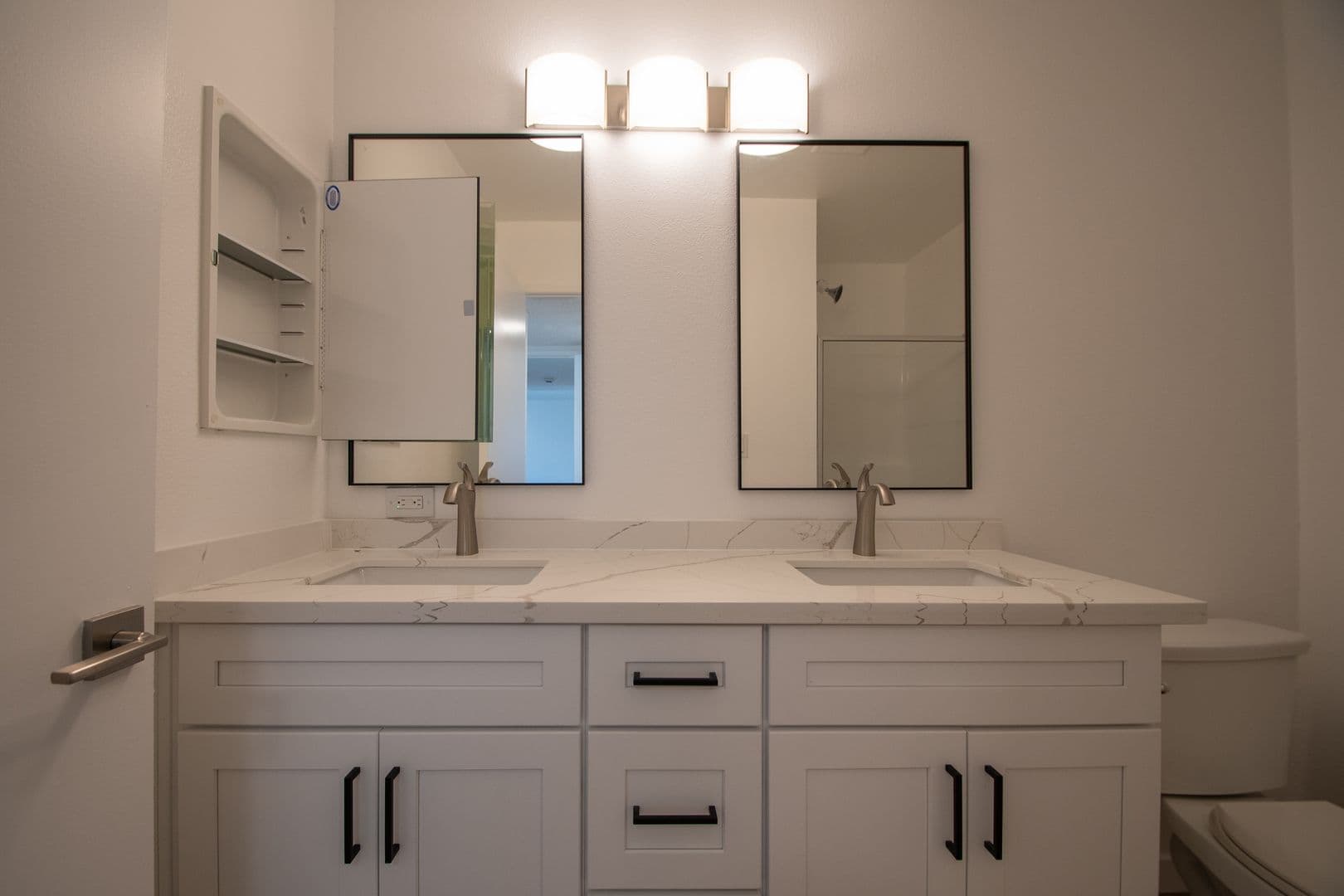 North Hollywood Apartment: 11760 Hamlin Street