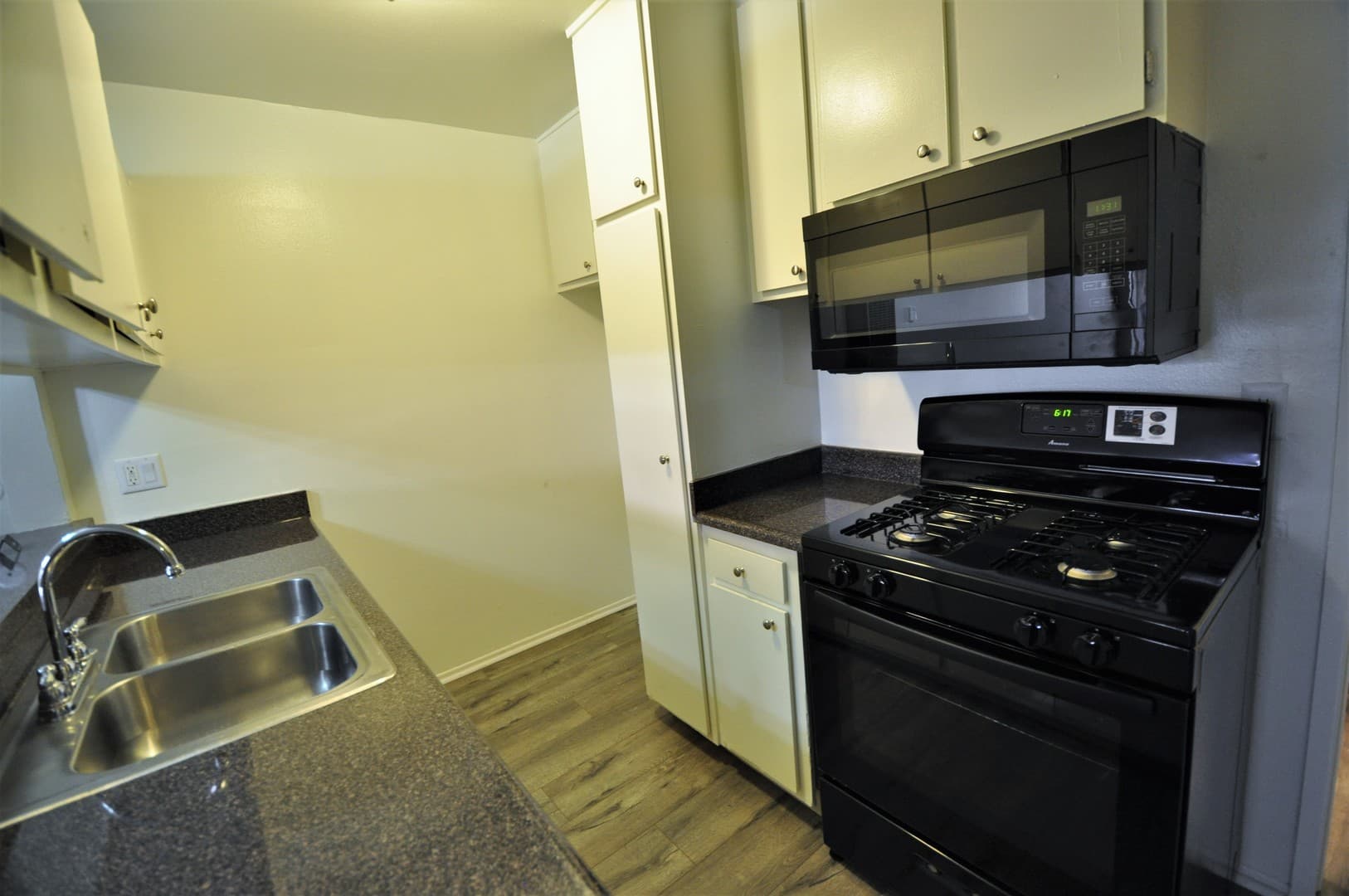 Van Nuys Apartment: 14142 Victory Boulevard