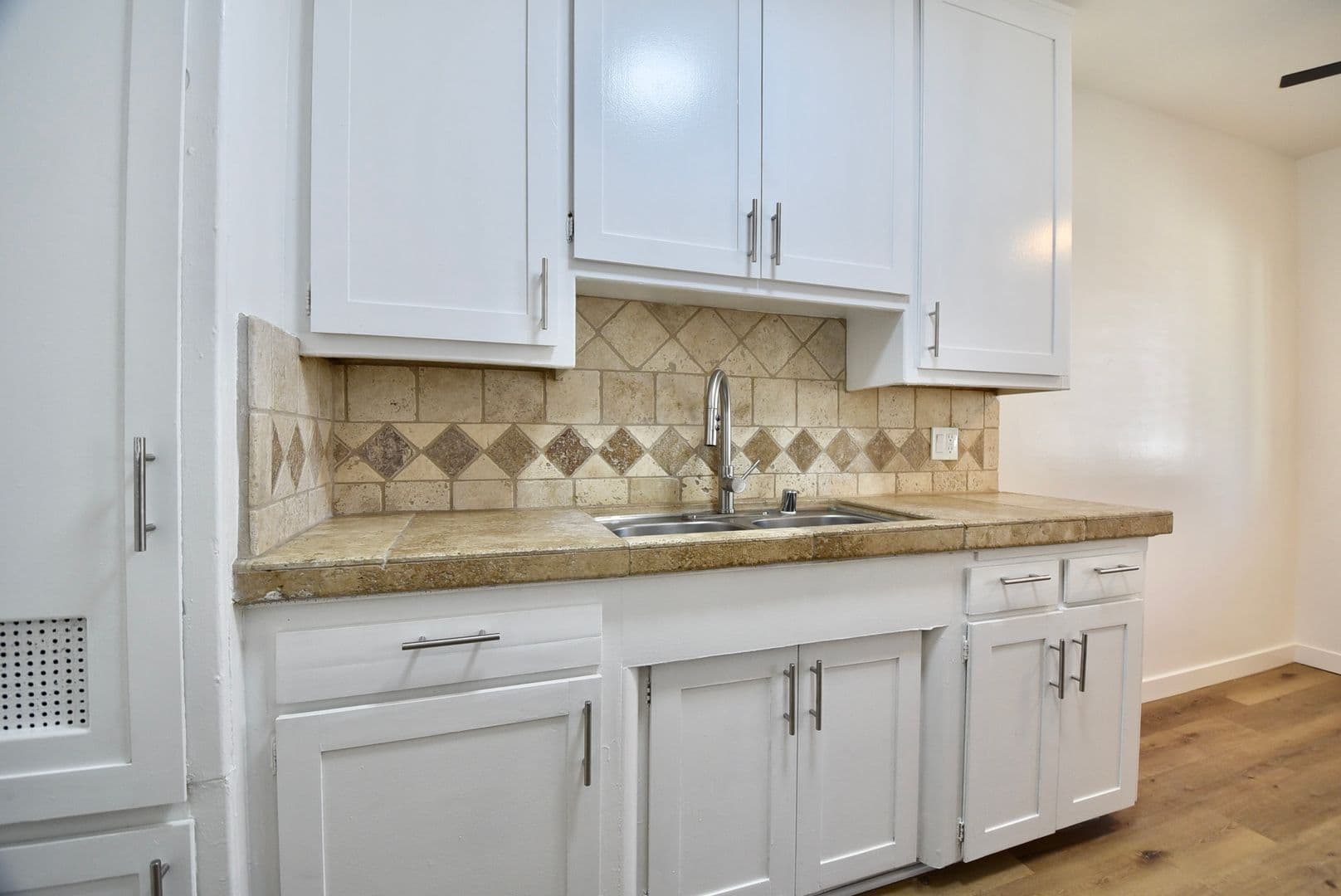 North Hollywood Apartment: 11054 Otsego Street