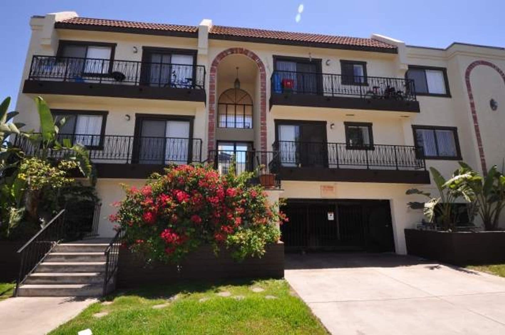 North Hollywood Apartment: 12338 Oxnard Street