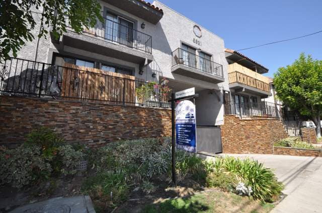 Valley Village Apartment: 5921 Whitsett Avenue