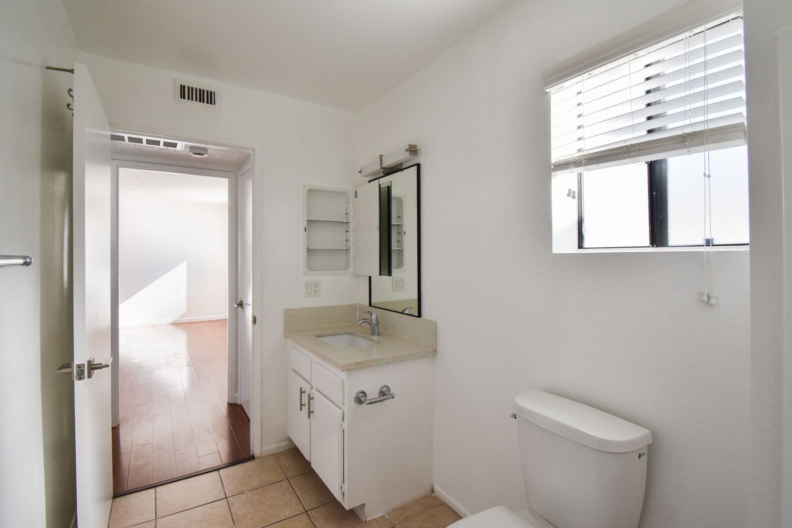 North Hollywood Apartment: 12338 Oxnard Street