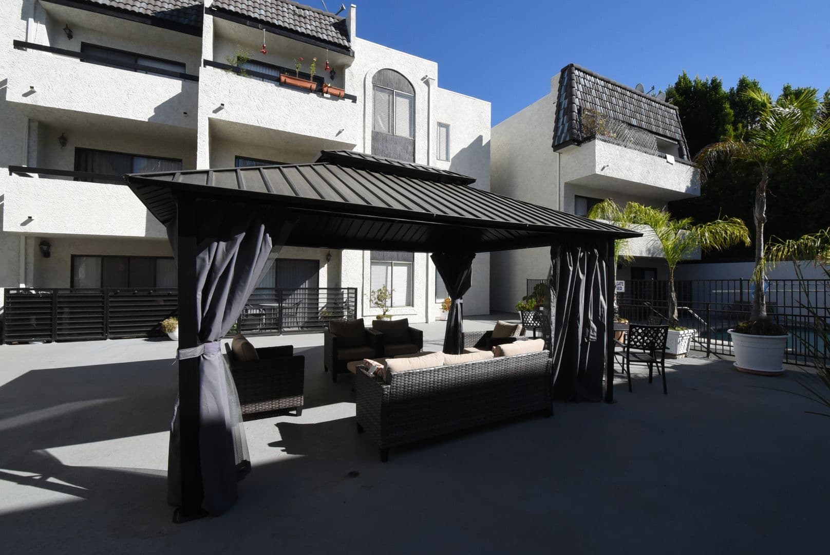 Studio City Apartment: 3960 Carpenter Avenue