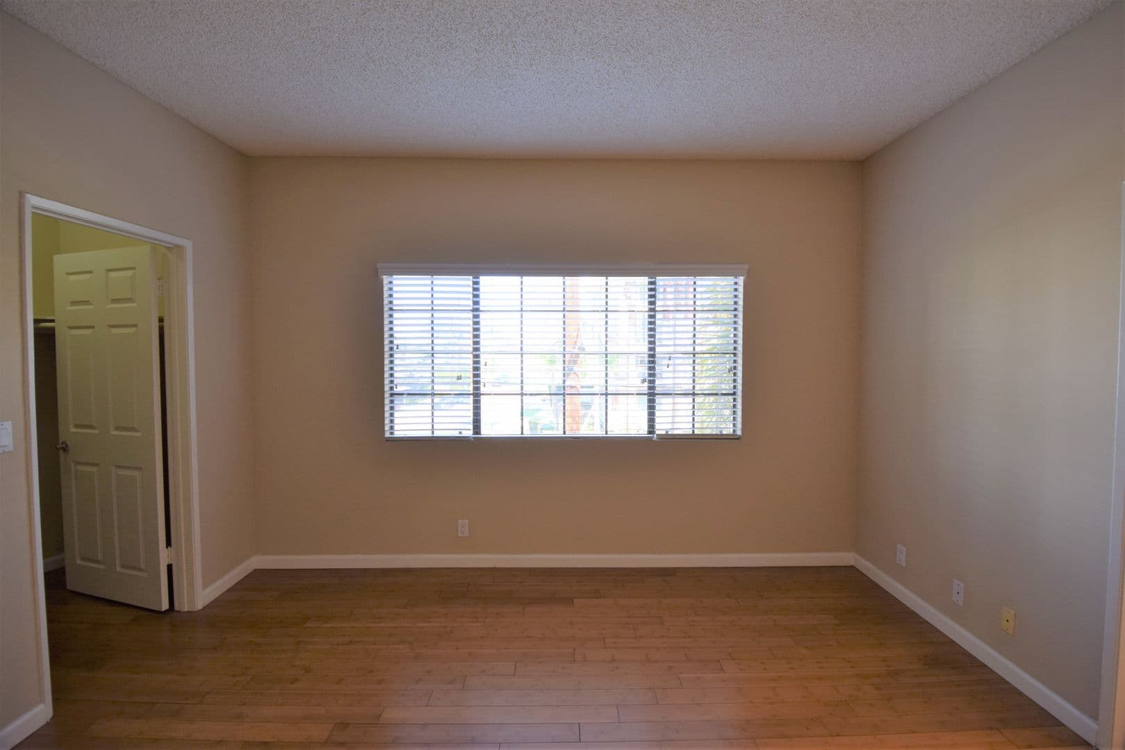 Studio City Apartment: 11594 Moorpark Street