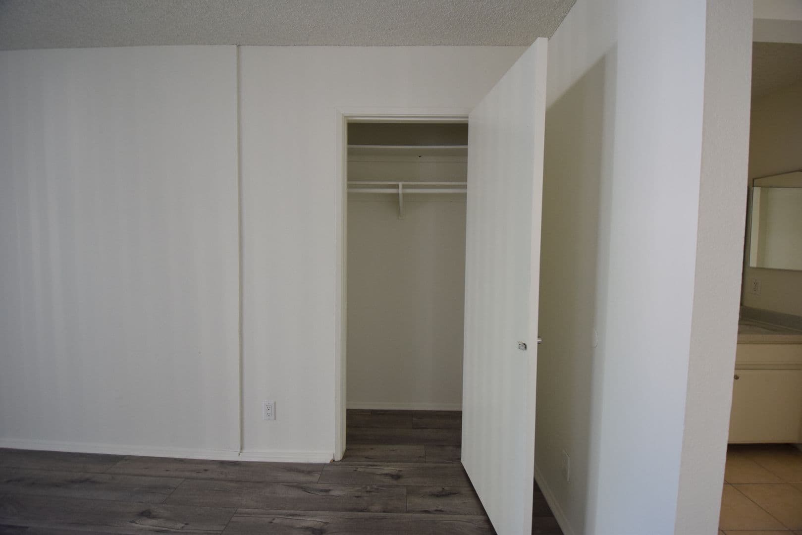 North Hollywood Apartment: 6115 Whitsett Avenue