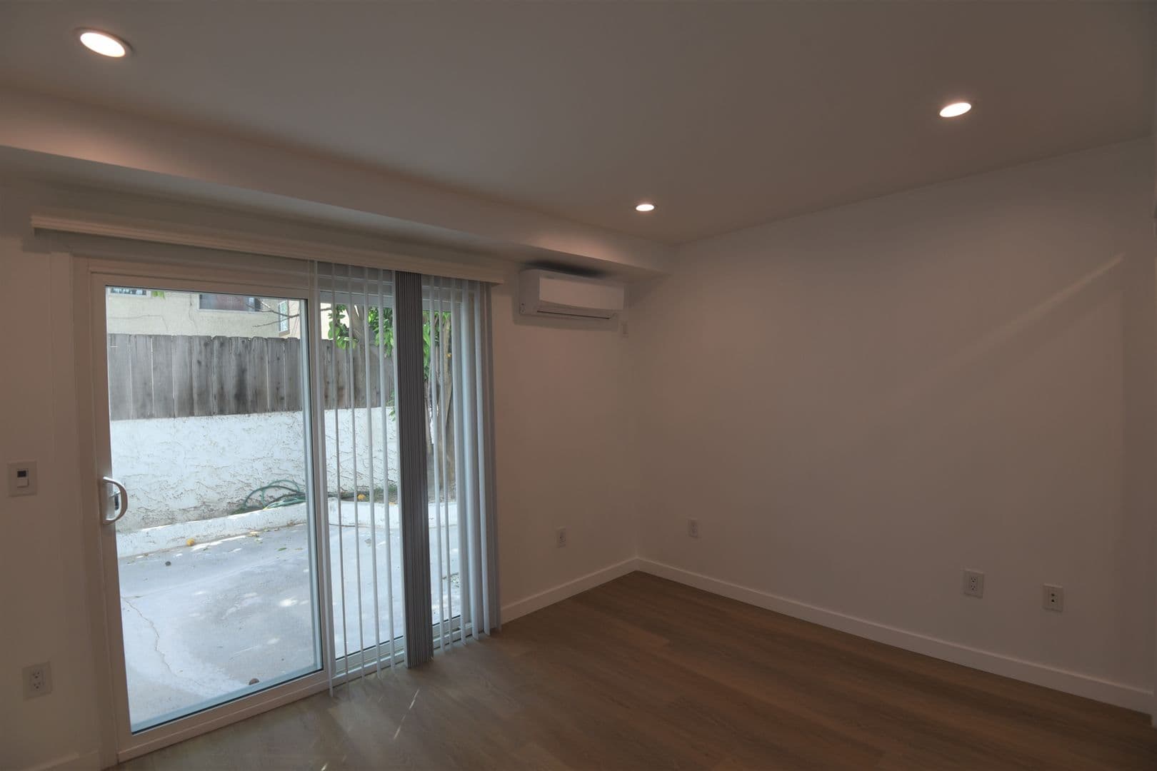 Van Nuys Apartment: 14142 Victory Boulevard