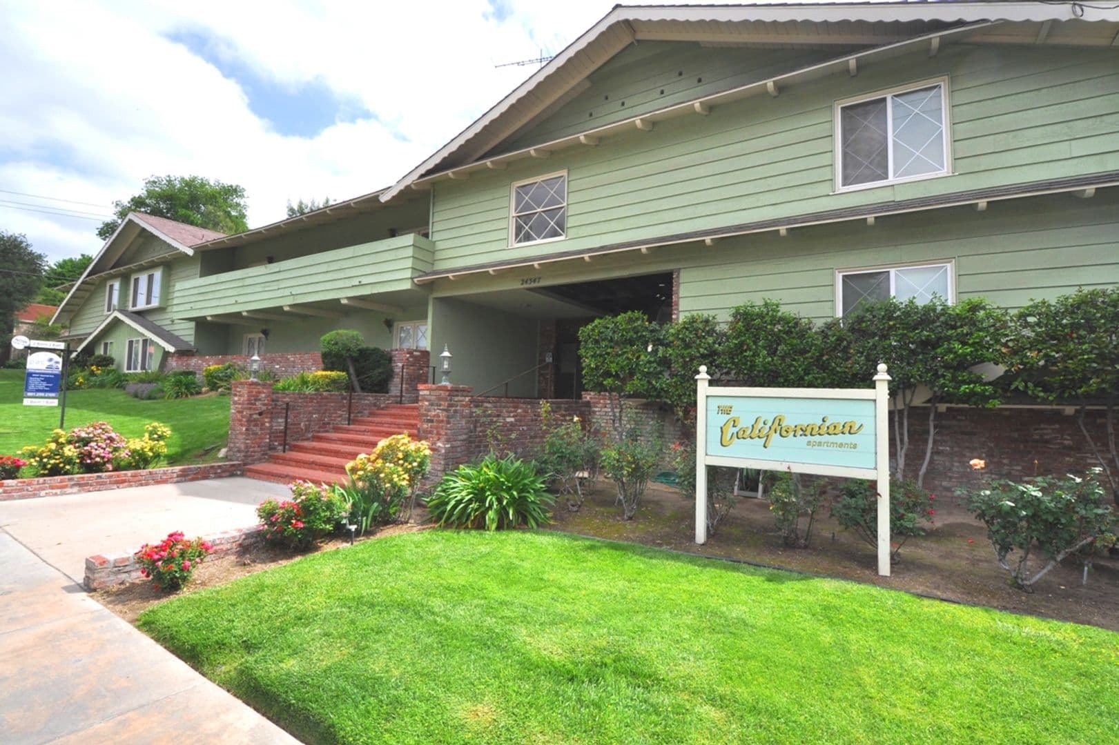 Newhall Apartment: 24347 Newhall Avenue