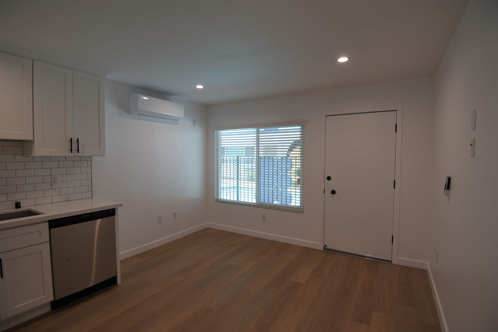 Van Nuys Apartment: 14142 Victory Boulevard