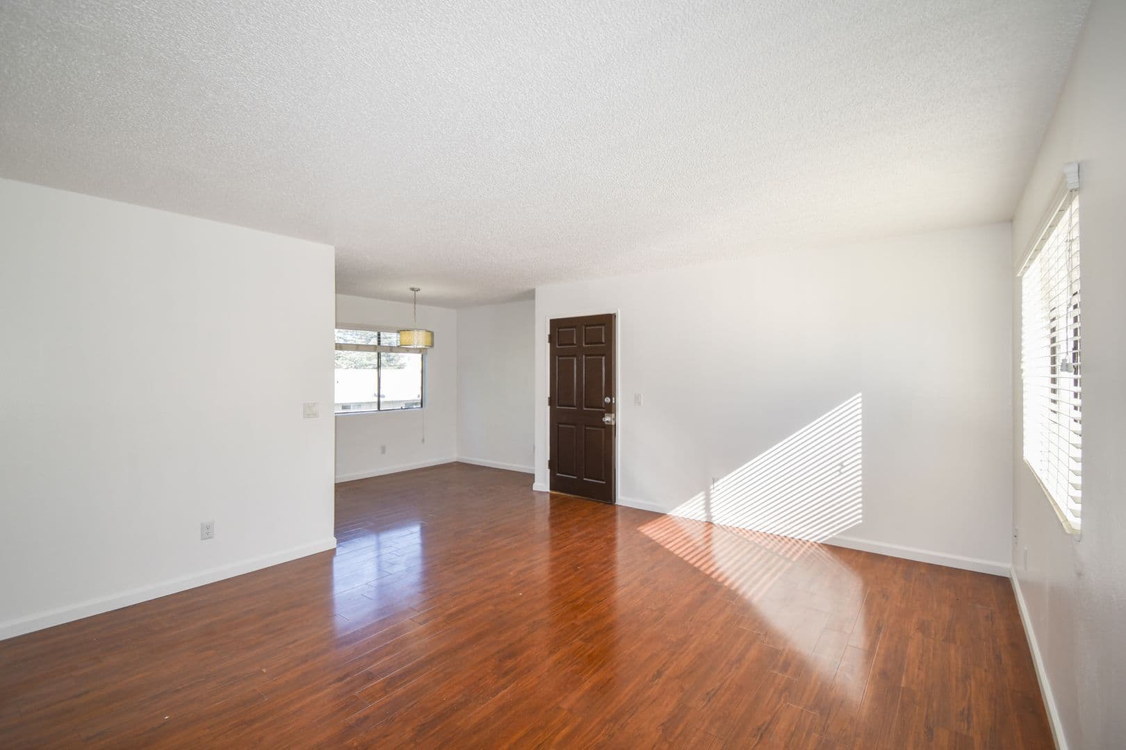 North Hollywood Apartment: 12338 Oxnard Street