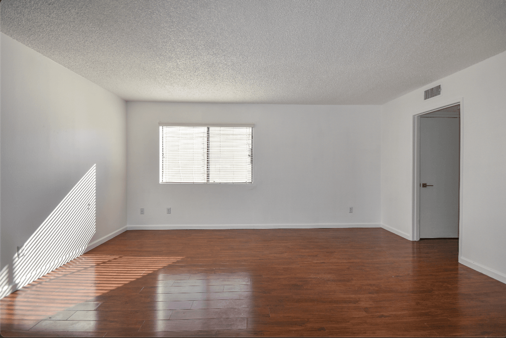 North Hollywood Apartment: 12338 Oxnard Street