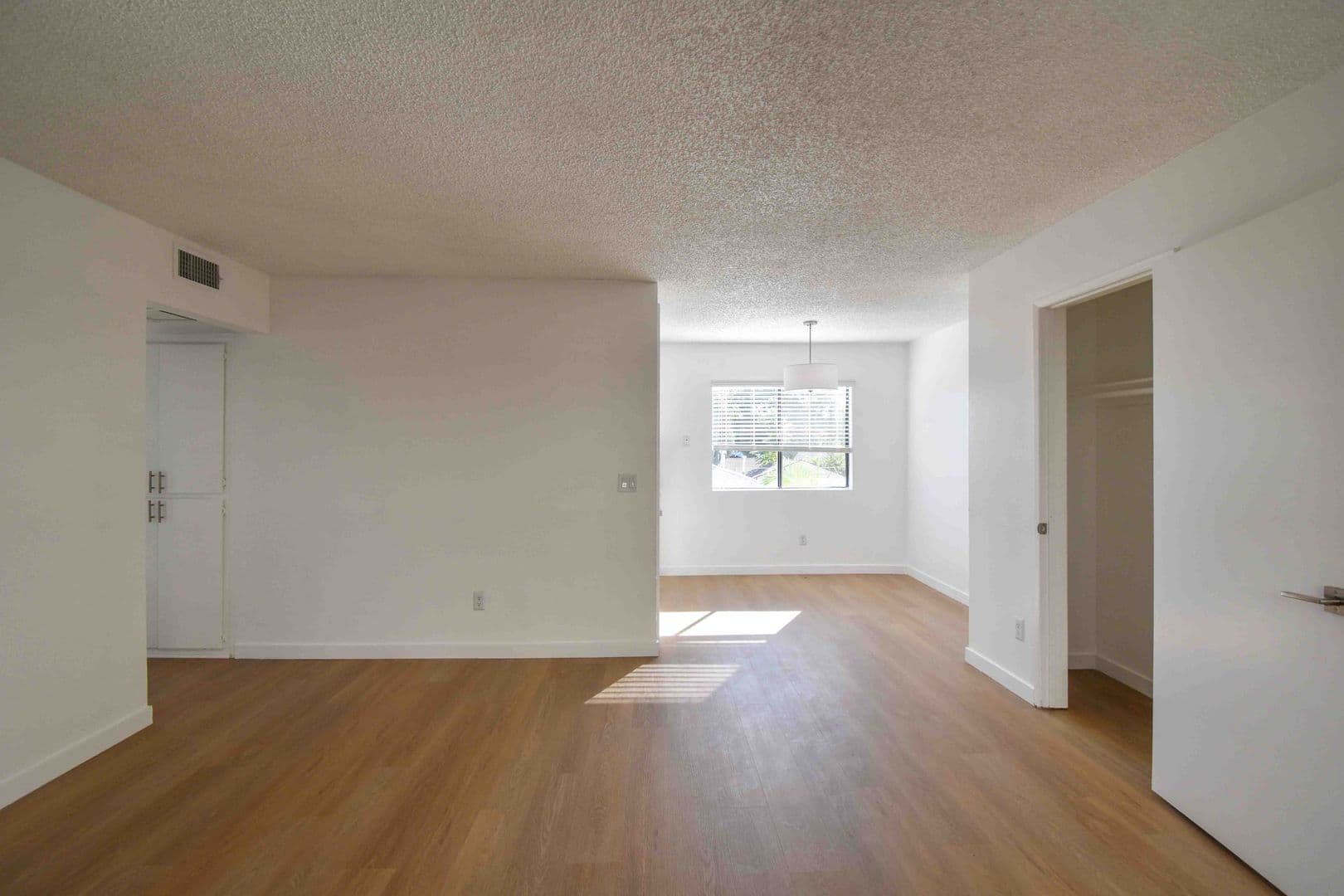 North Hollywood Apartment: 12338 Oxnard Street