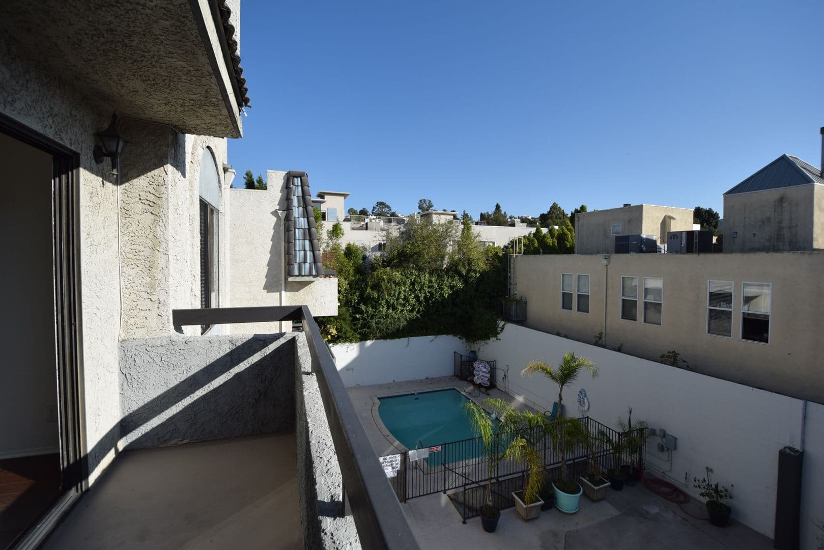 Studio City Apartment: 3960 Carpenter Avenue
