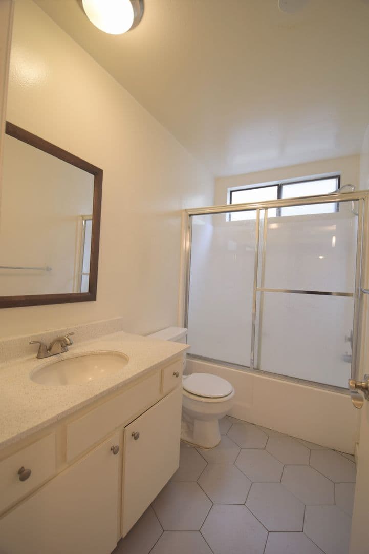 Sherman Oaks Apartment: 15128-44 Burbank Boulevard