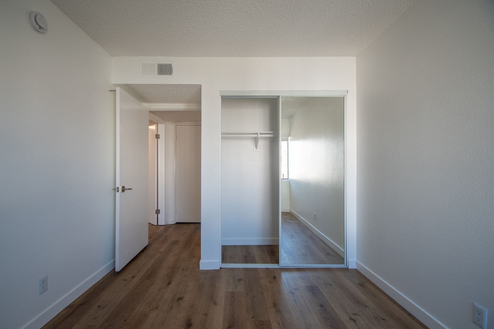 North Hollywood Apartment: 11760 Hamlin Street