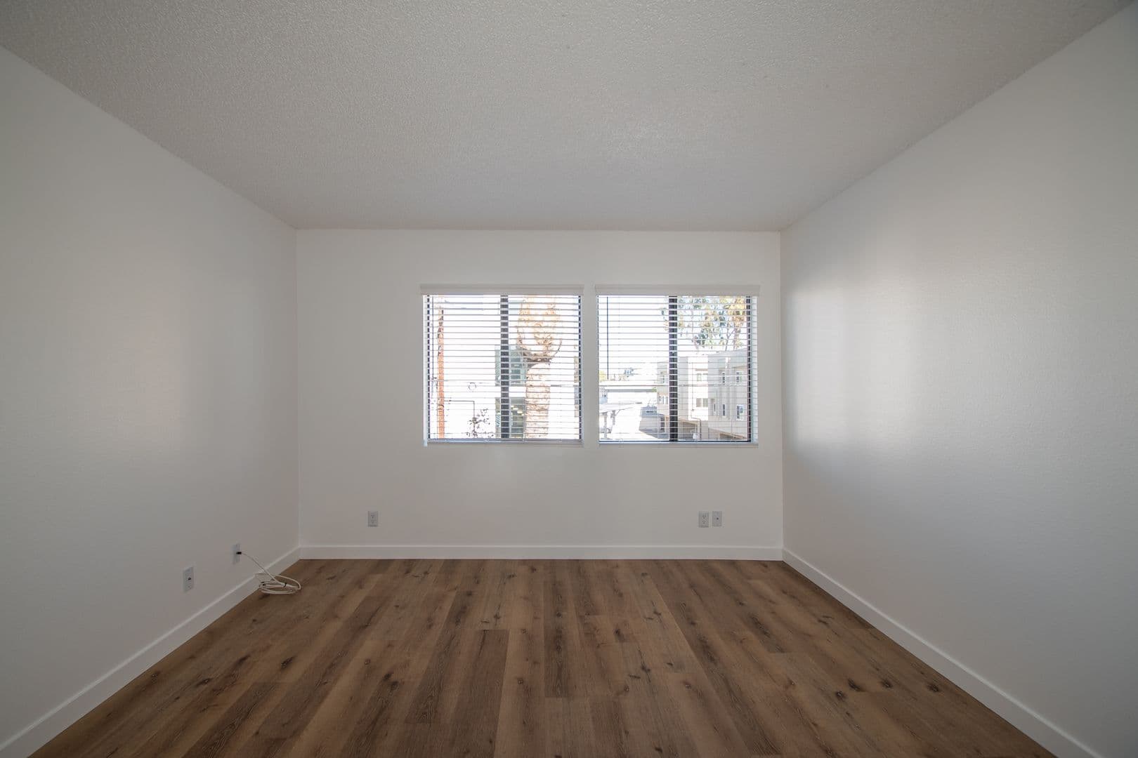 North Hollywood Apartment: 11760 Hamlin Street