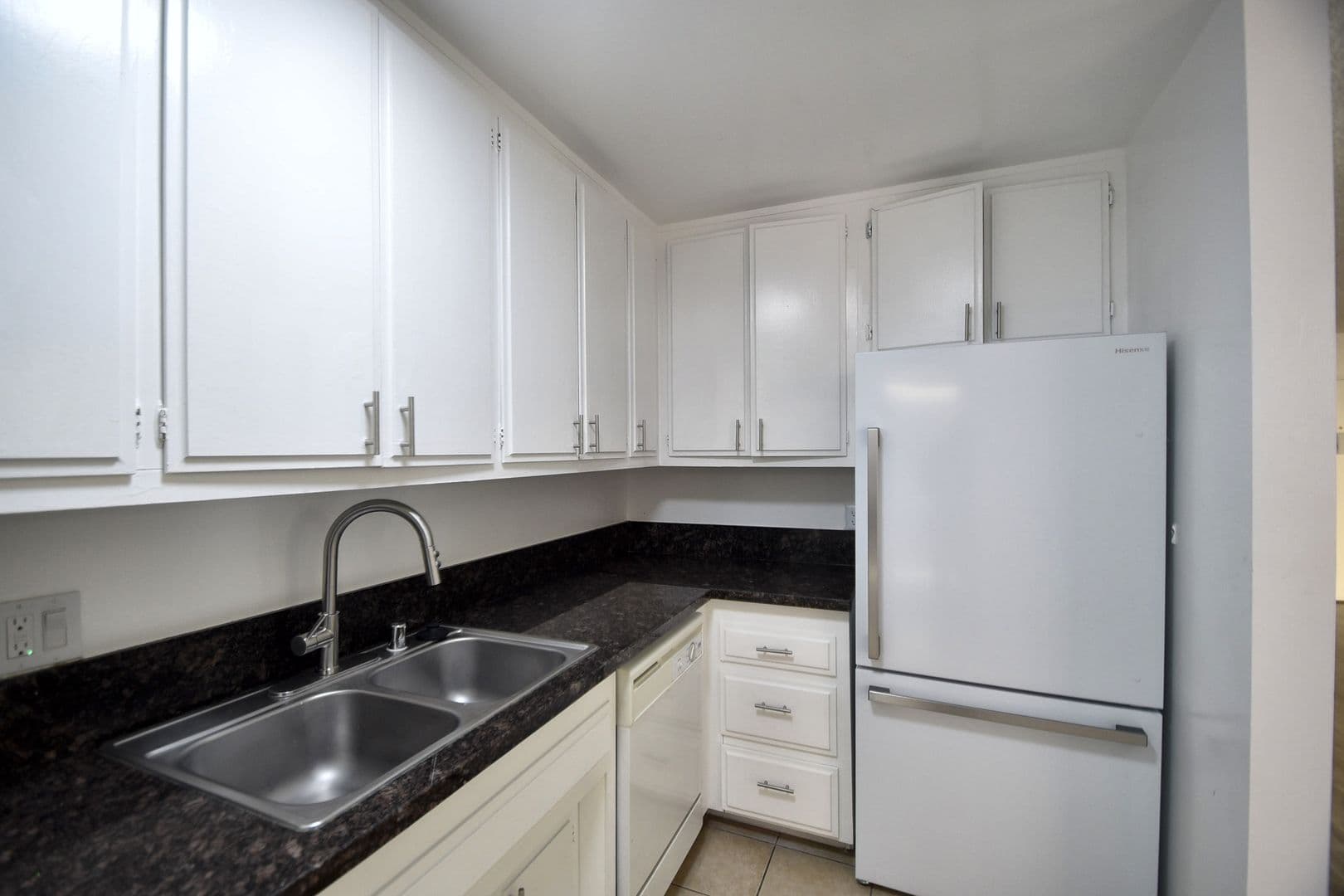 North Hollywood Apartment: 11310 Camarillo Street