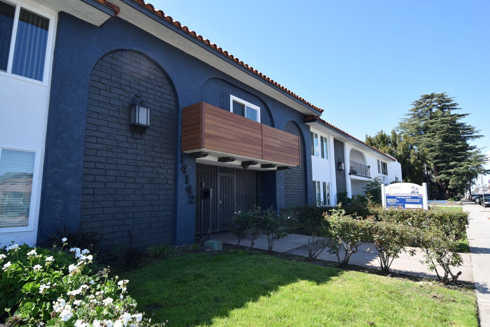 Van Nuys Apartment: 14142 Victory Boulevard