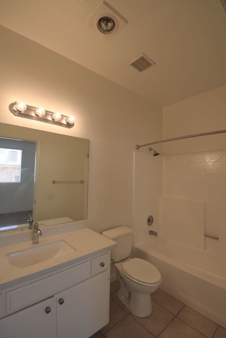 North Hollywood Apartment: 11107 La Maida Street