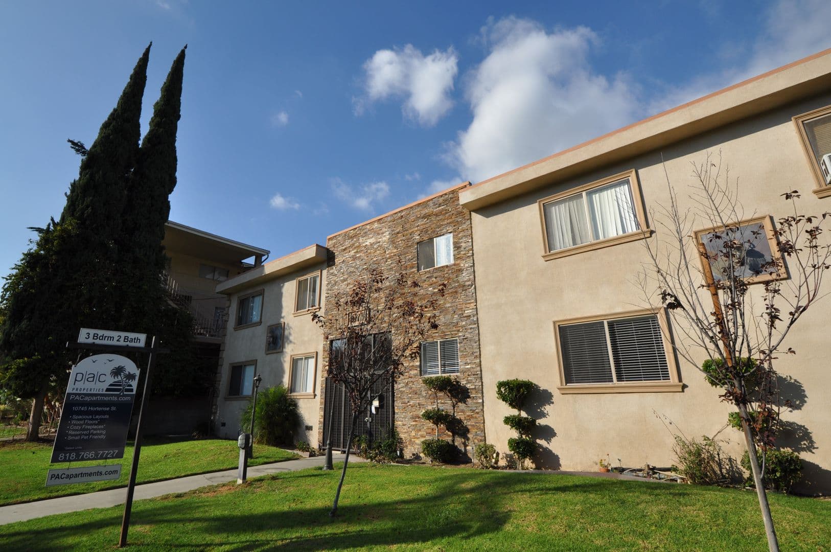 North Hollywood Apartment: 10745 Hortense Avenue