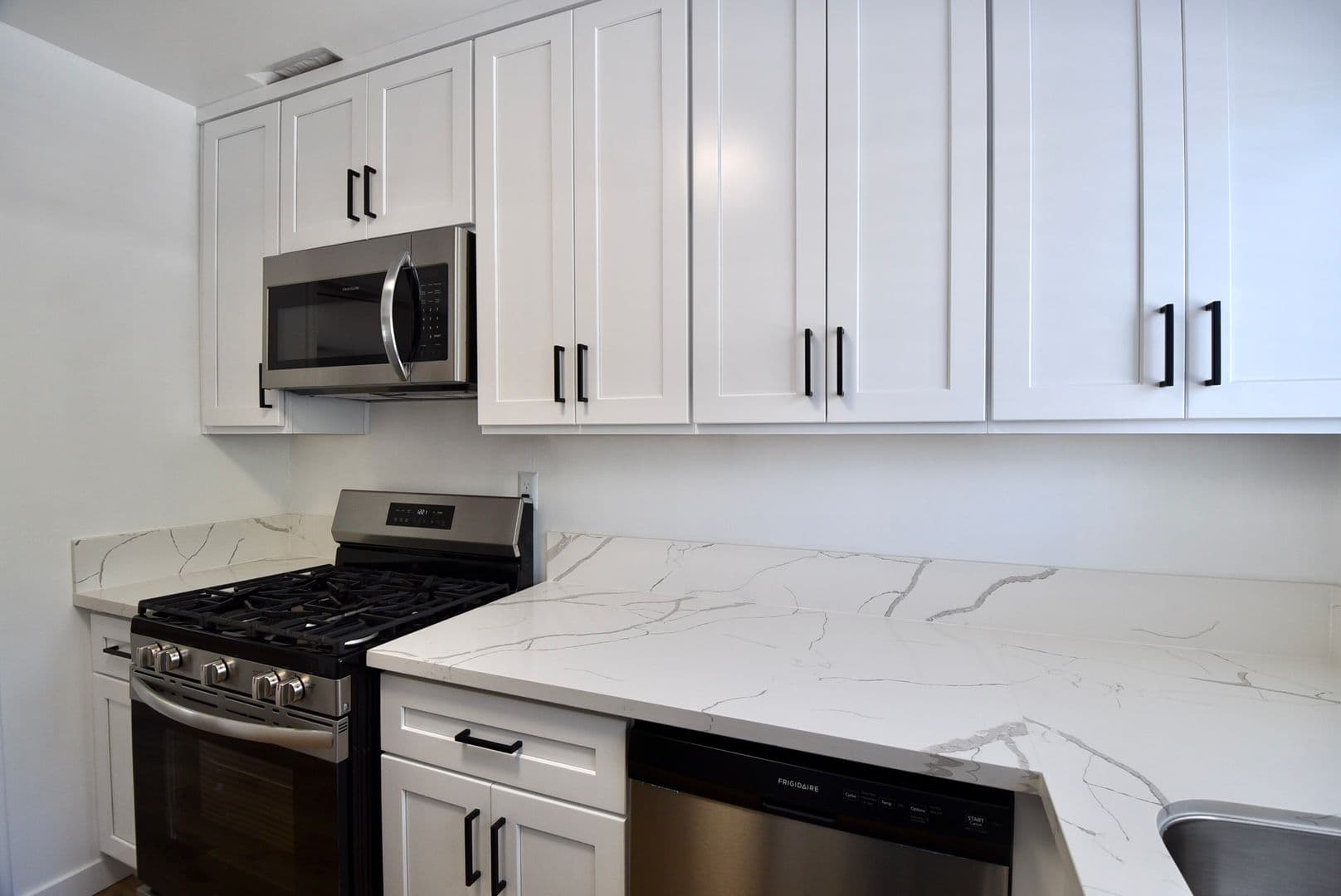 Newhall Apartment: 24743 Apple Street