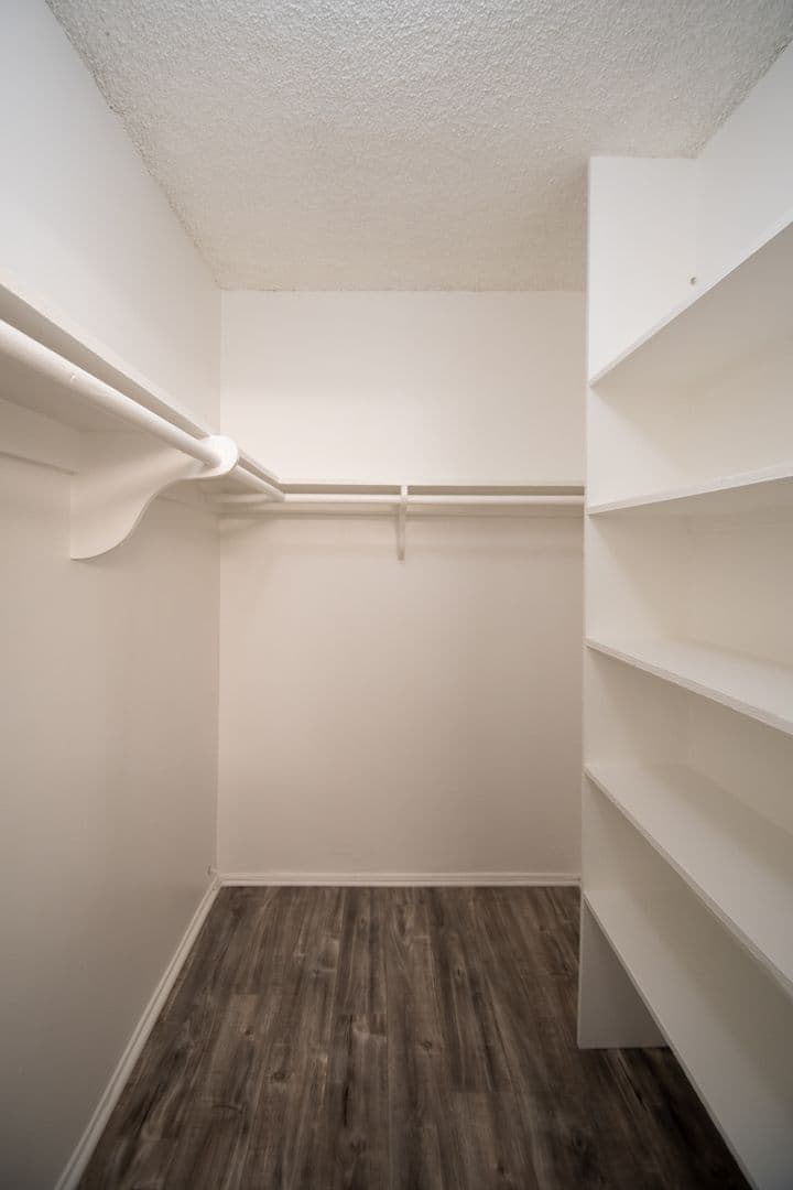 North Hollywood Apartment: 5255 Blakeslee Avenue