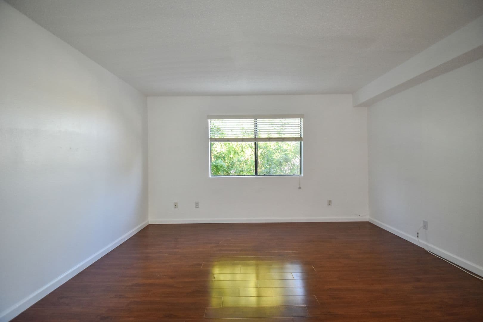 North Hollywood Apartment: 12338 Oxnard Street
