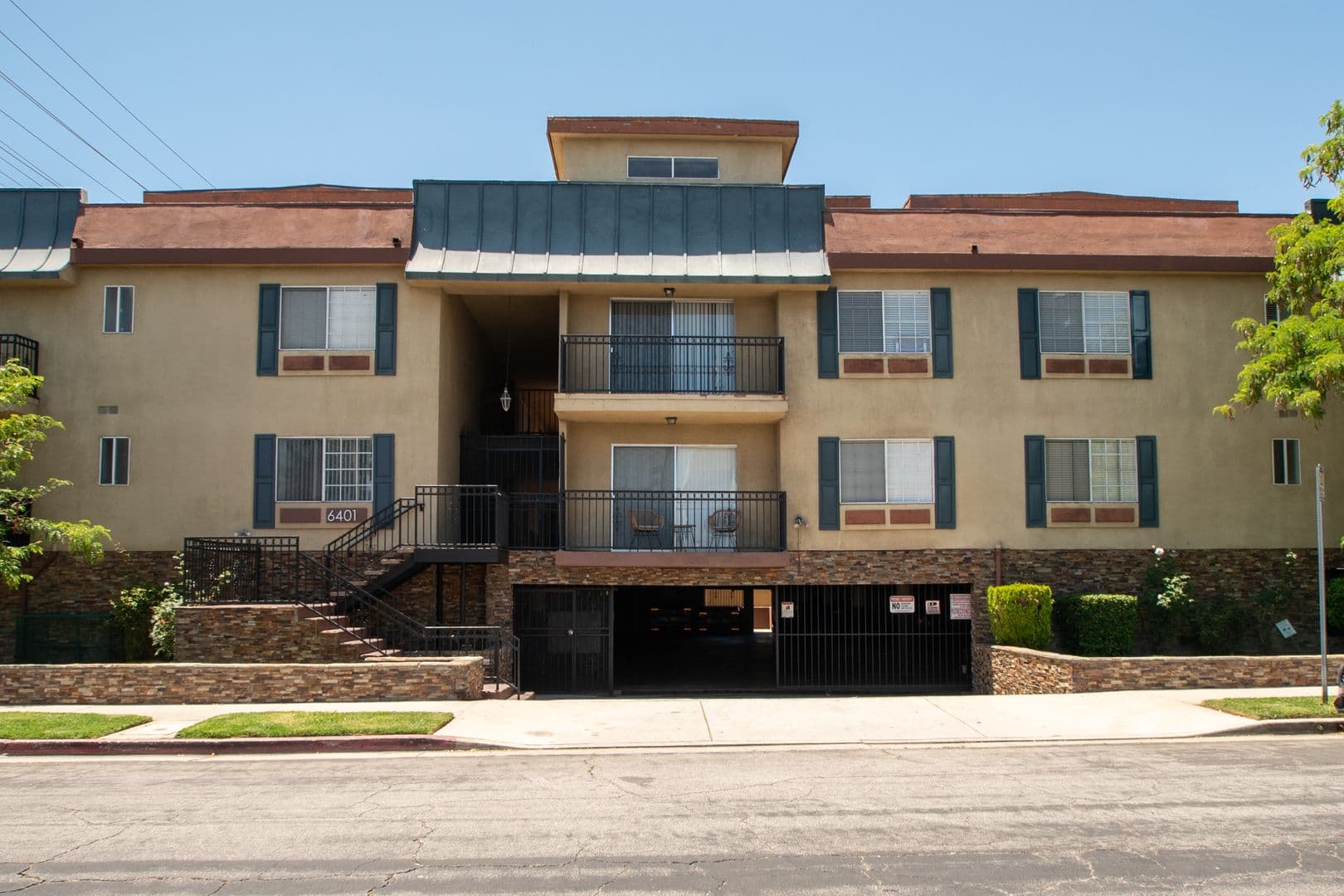 North Hollywood Apartment: 6401 Riverton Avenue