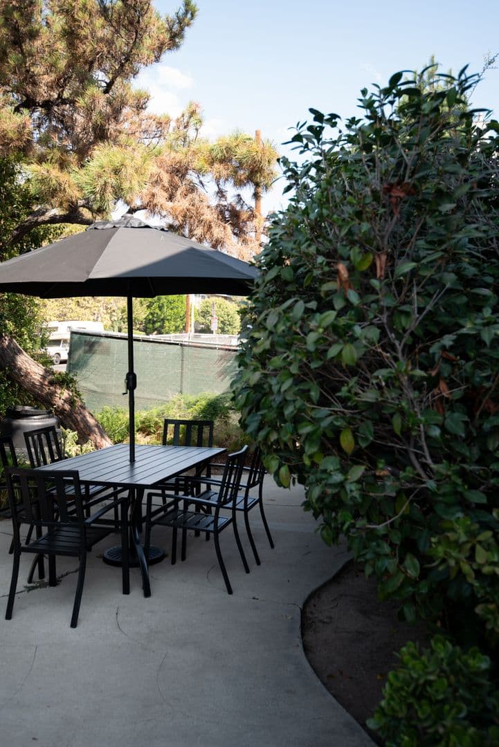 West Toluca Lake Apartment: 10924 Camarillo Street