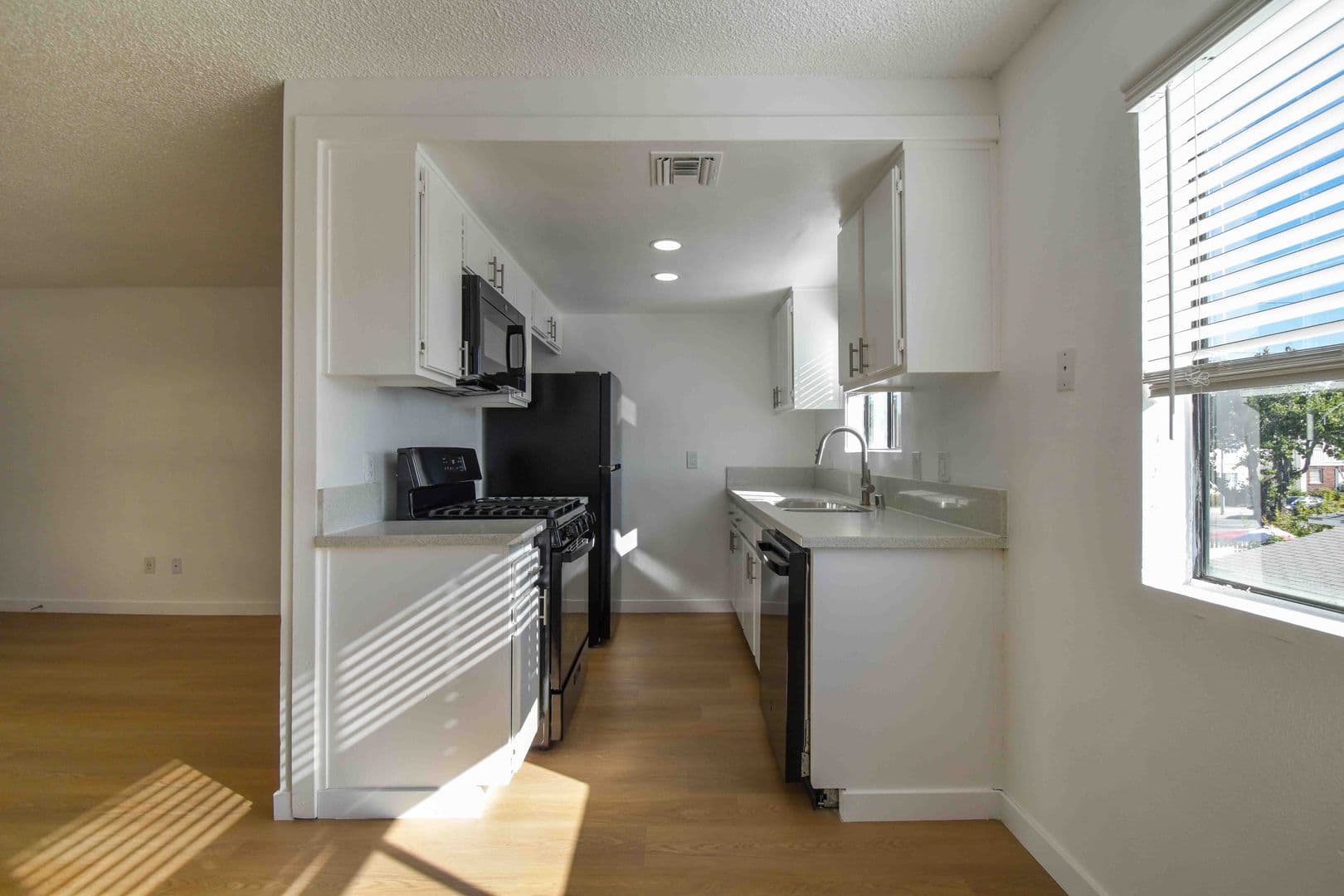 North Hollywood Apartment: 12338 Oxnard Street