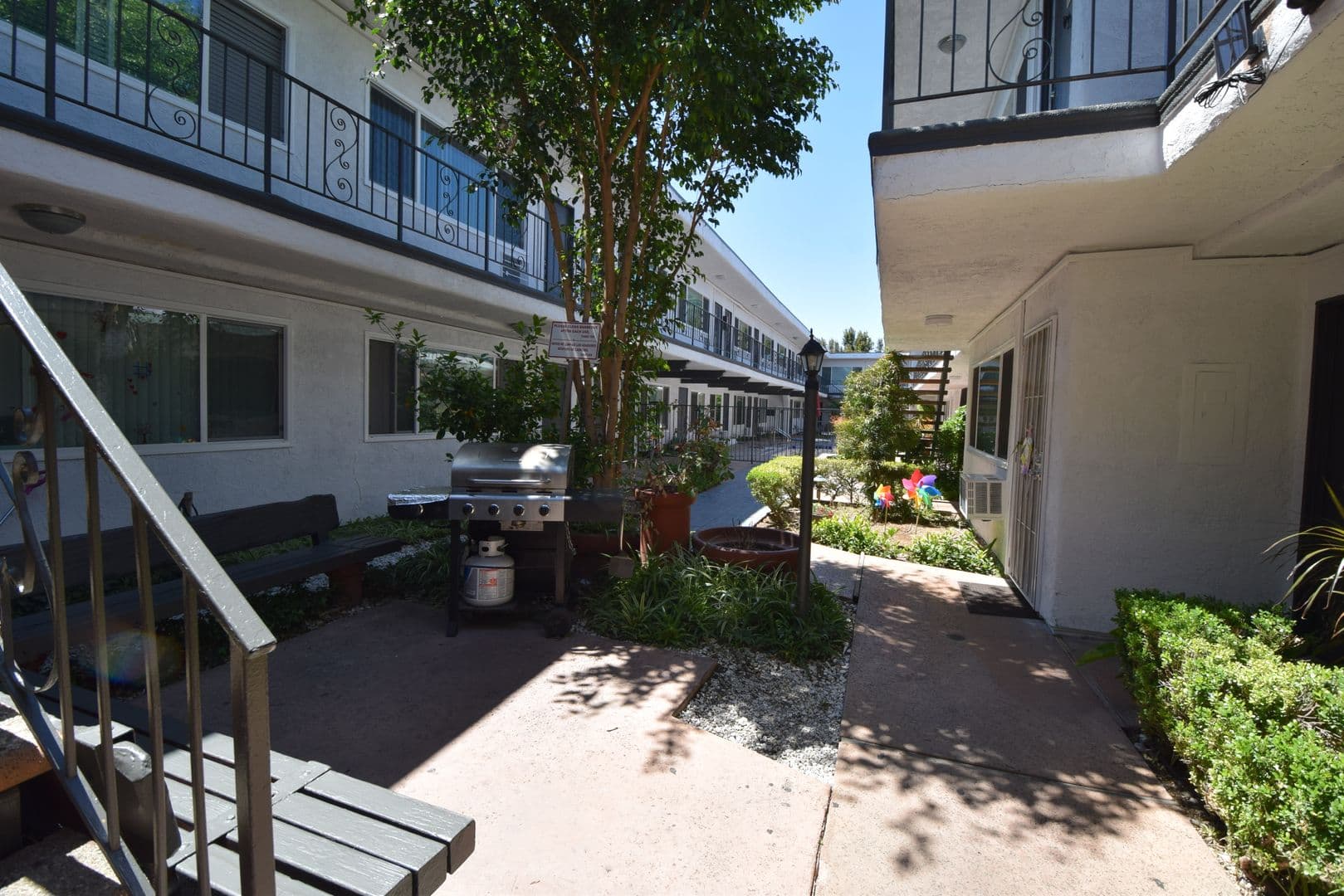 Van Nuys Apartment: 14142 Victory Boulevard