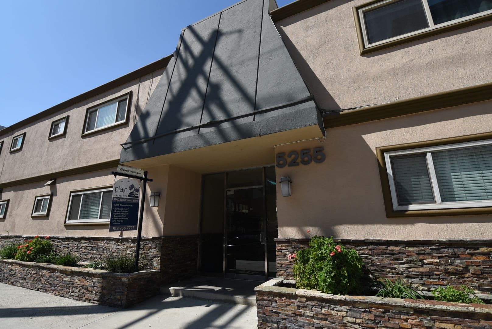 North Hollywood Apartment: 5255 Blakeslee Avenue
