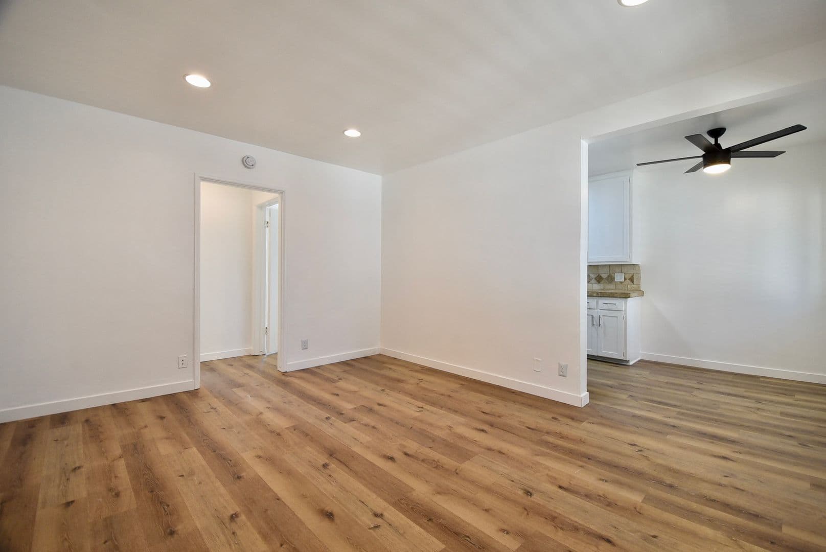 North Hollywood Apartment: 11054 Otsego Street