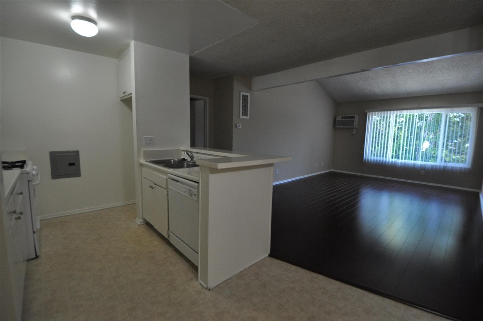 Van Nuys Apartment: 7350 Kester Avenue
