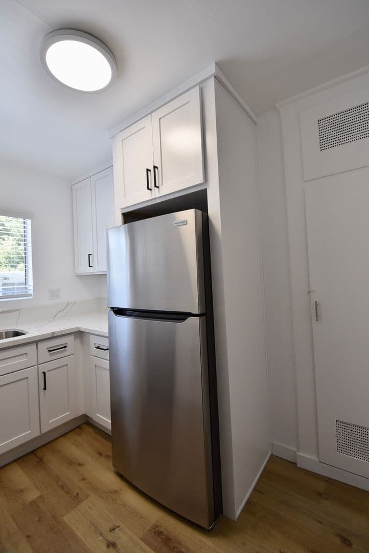 Newhall Apartment: 24743 Apple Street