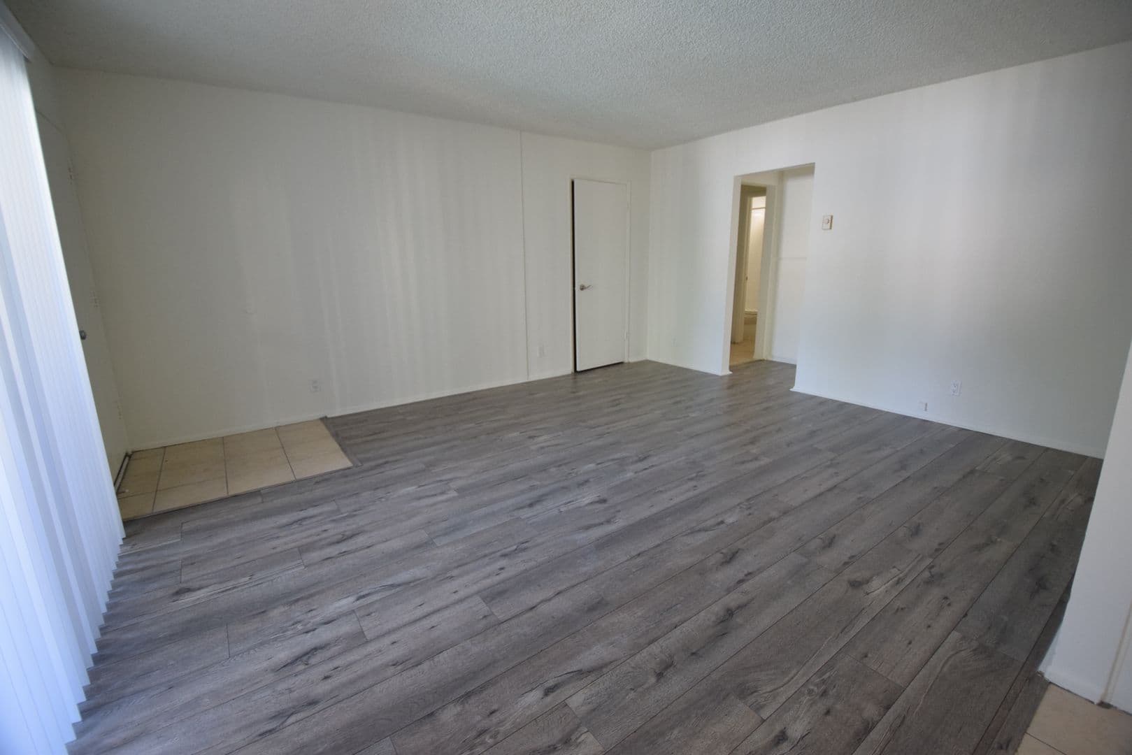 North Hollywood Apartment: 6115 Whitsett Avenue