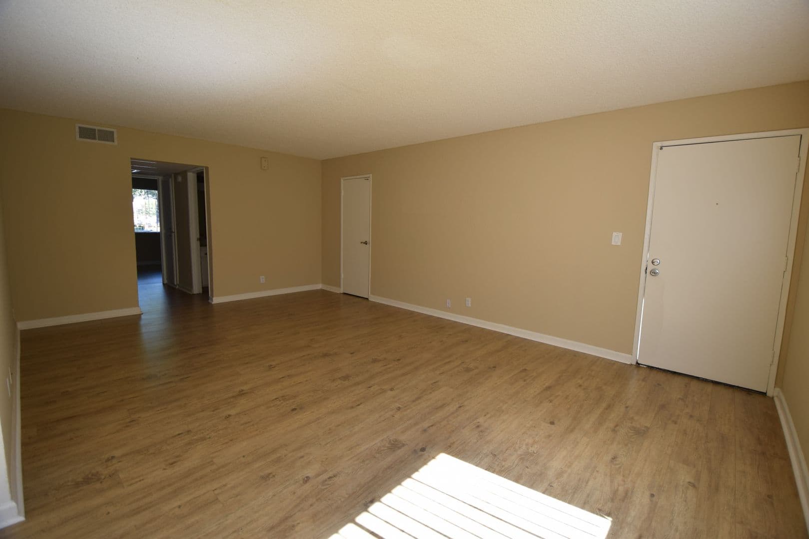 North Hollywood Apartment: 11107 La Maida Street