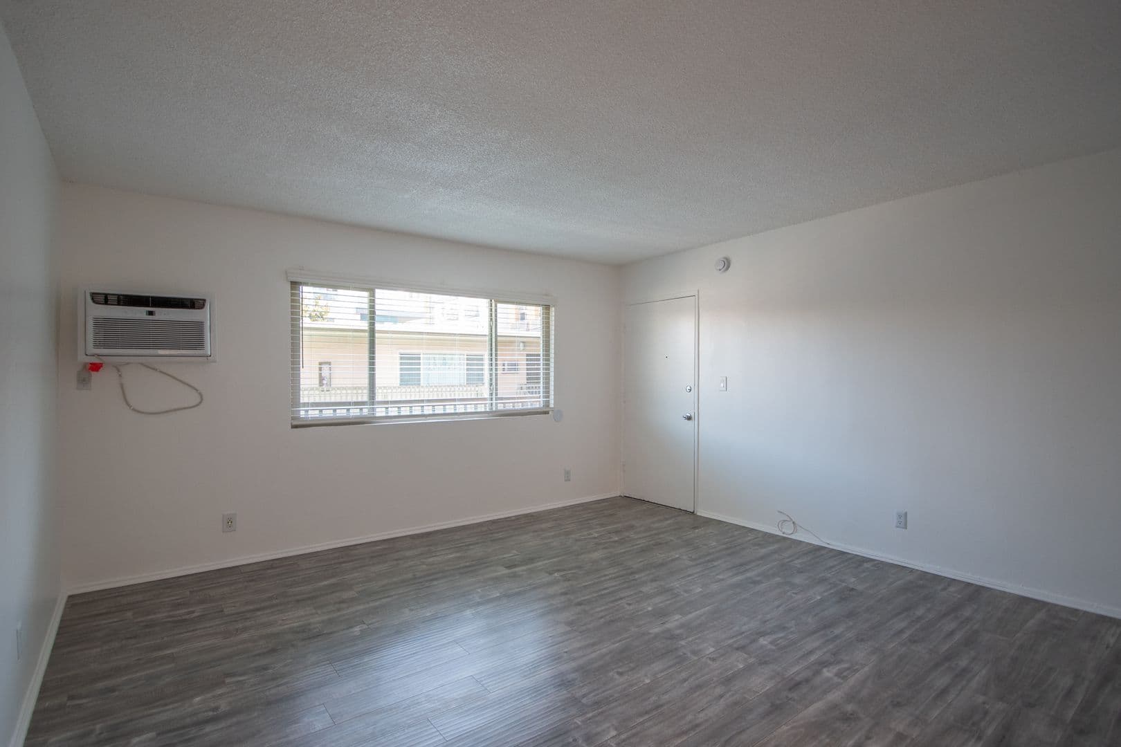 North Hollywood Apartment: 5255 Blakeslee Avenue