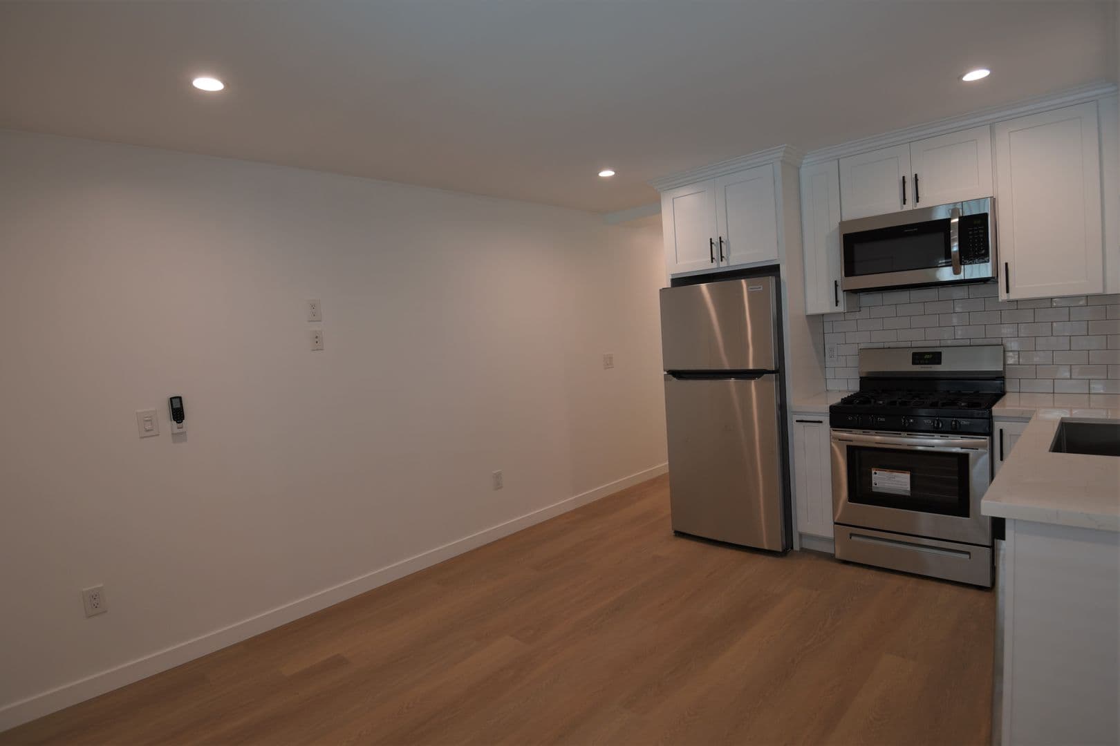 Van Nuys Apartment: 14142 Victory Boulevard