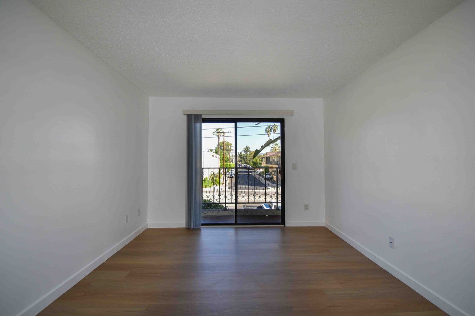 North Hollywood Apartment: 12338 Oxnard Street