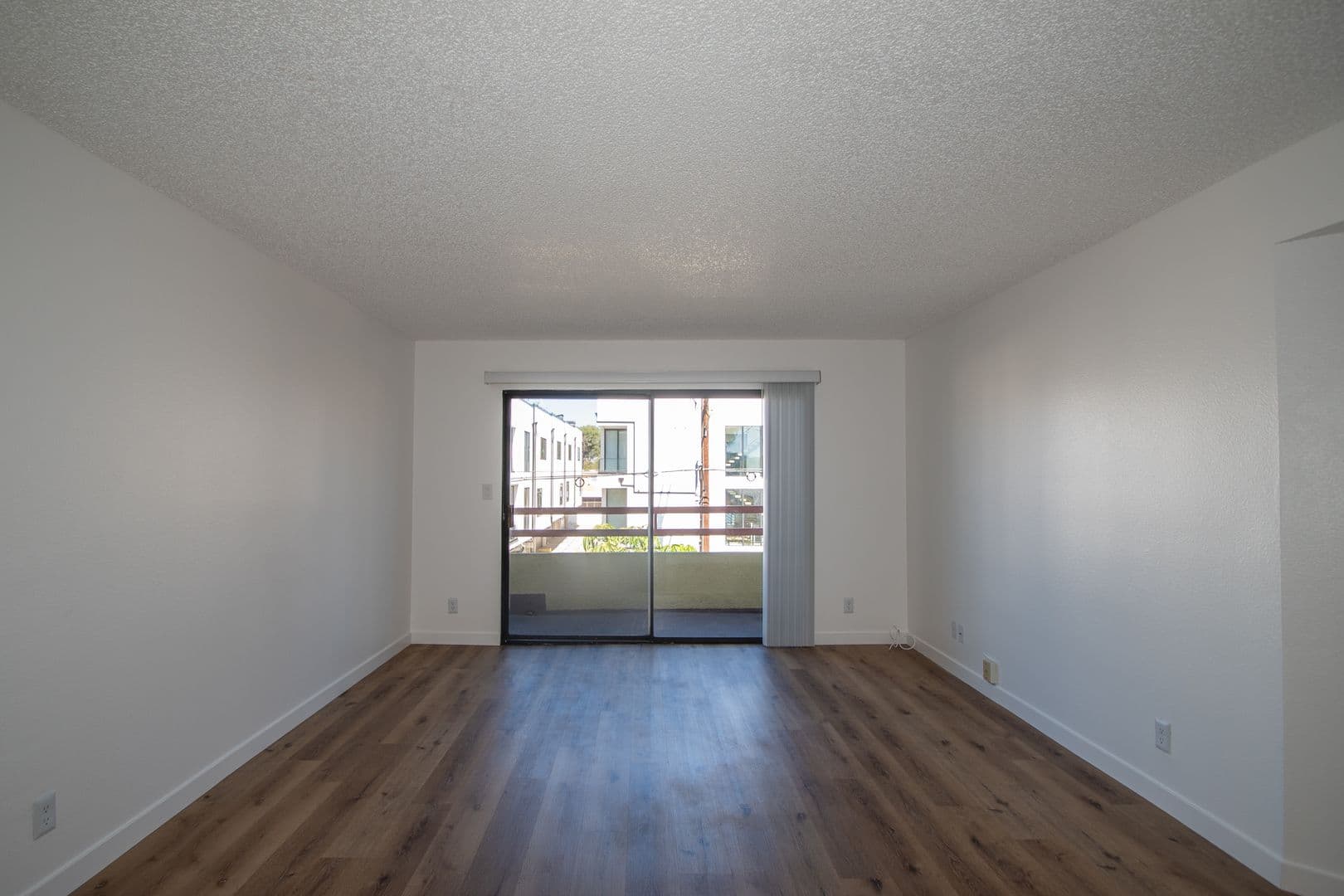 North Hollywood Apartment: 11760 Hamlin Street