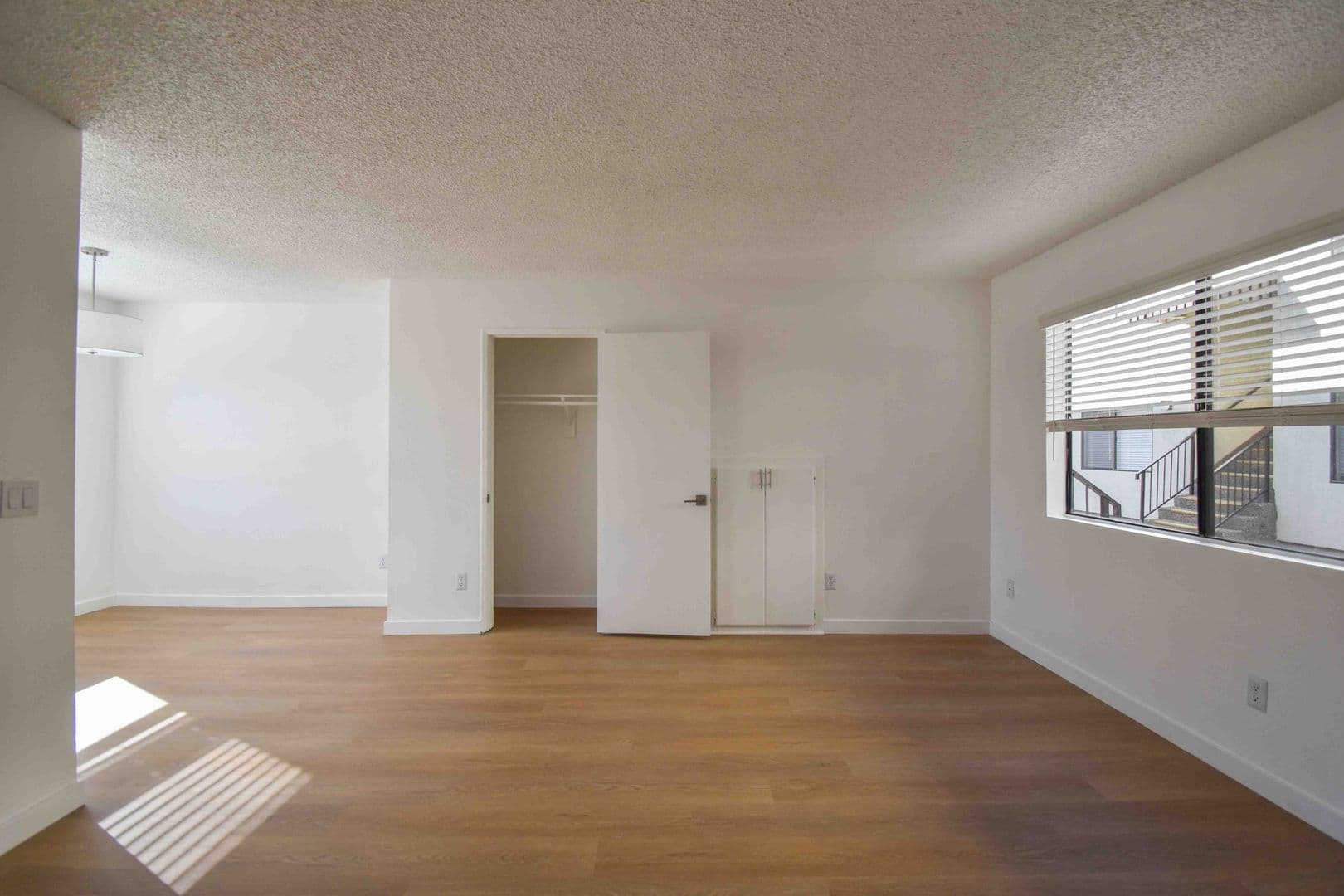 North Hollywood Apartment: 12338 Oxnard Street
