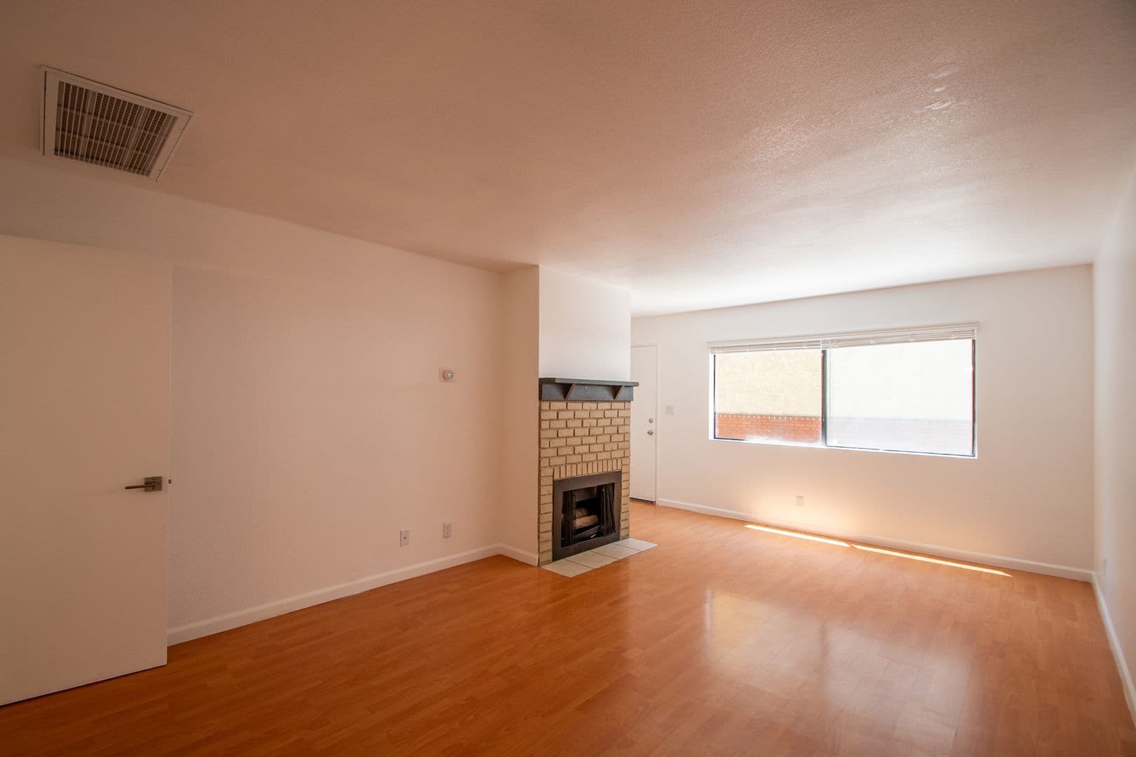 Sherman Oaks Apartment: 5617 Woodman Avenue