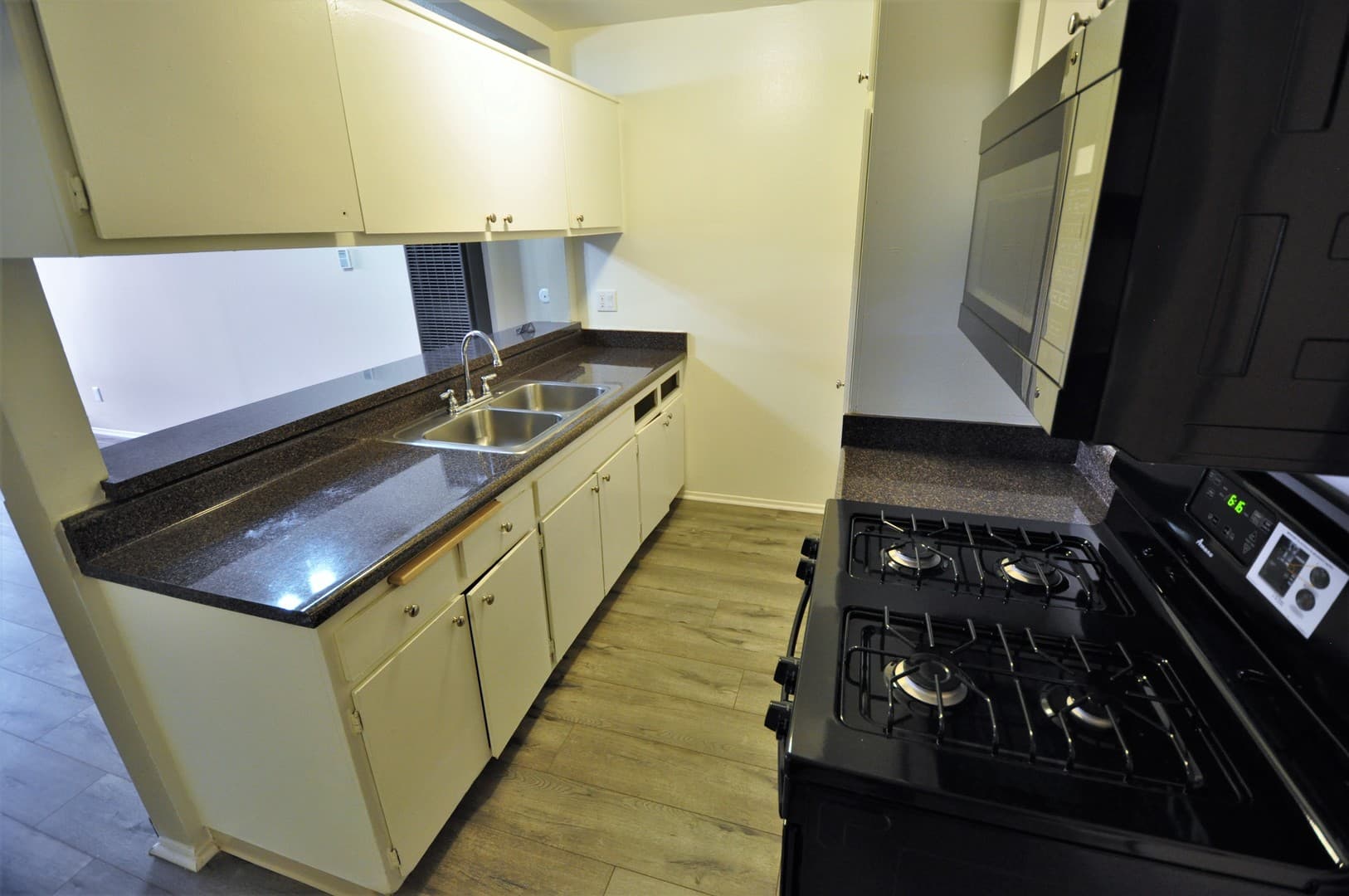Van Nuys Apartment: 14142 Victory Boulevard