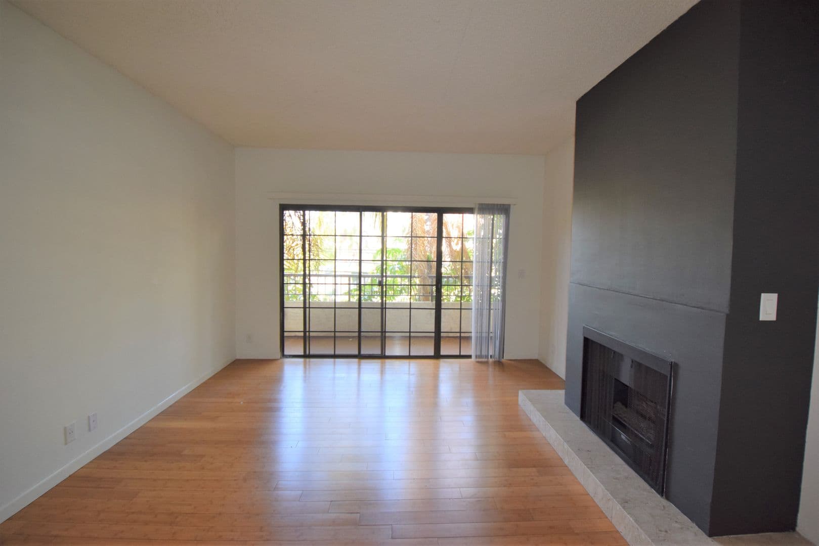 Studio City Apartment: 11594 Moorpark Street