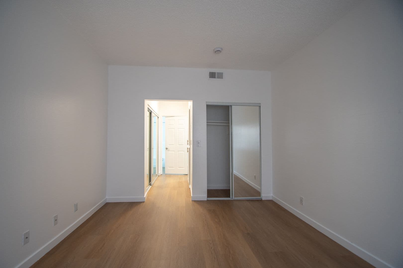 Studio City Apartment: 11594 Moorpark Street